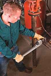 Применение алюминиевого прямого трубного ключа 48" Ridgid Aluminum Heavy Duty 848 Применение алюминиевого прямого трубного ключа 48" Ridgid Aluminum Heavy Duty 848